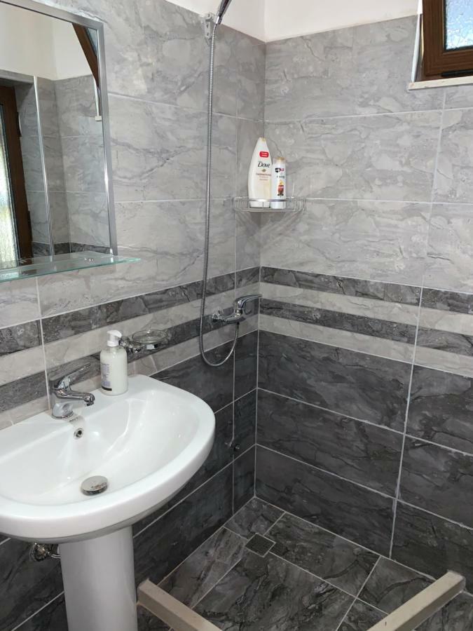 Guest House Genti เบราท ภายนอก รูปภาพ